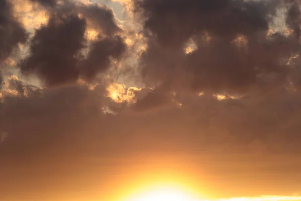 Nuages dans le ciel au coucher du soleil — Photo