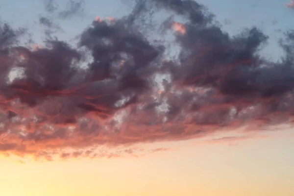 Wolken in de hemel bij zonsondergang tijd — Stockfoto