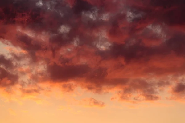 Wolken am Himmel bei Sonnenuntergang — Stockfoto