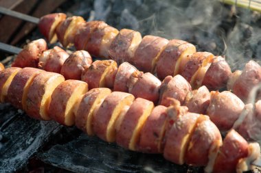 Izgarada hazırlanan şiş üzerinde yaylı patates