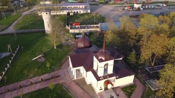 Tempel des Erzengels Michael im Dorf Begunitsy Wolossowski Bezirk, Gebiet Leningrad Luftaufnahme — Stockvideo