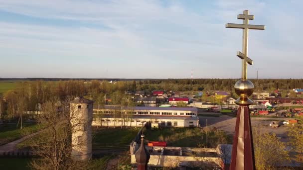 Cruz de oro Templo del Arcángel Miguel en el pueblo de Begunitsy Volosovsky distrito, Leningrado plano aéreo región — Vídeo de stock