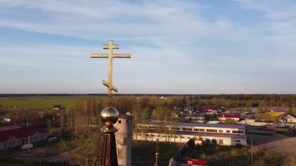 Templo del Arcángel Miguel en la aldea del distrito de Begunitsy Volosovsky, región de Leningrado plano aéreo — Vídeos de Stock