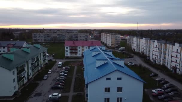 Begunitsy falu, Volosovsky kerület, Leningrád régió, Oroszország egy kora nyári reggeli légi felvétel — Stock videók