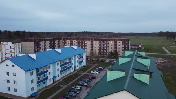 Pueblo Begunitsy, distrito de Volosovsky, región de Leningrado, Rusia en un disparo aéreo temprano en la mañana del verano — Vídeos de Stock