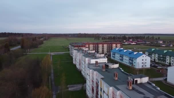 Begunitsy falu, Volosovsky kerület, Leningrád régió, Oroszország egy kora nyári reggeli légi felvétel — Stock videók