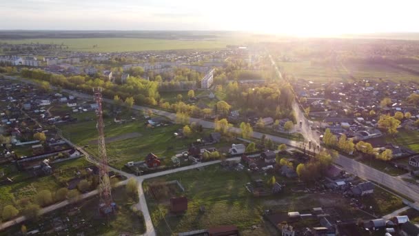 ロシアのレニングラード地方ヴォロフスキー地区のベグニッツィ村で初夏の朝の空撮 — ストック動画