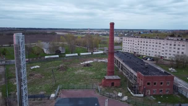 Viejo edificio de la casa de la caldera con tiro aéreo de tubería — Vídeos de Stock