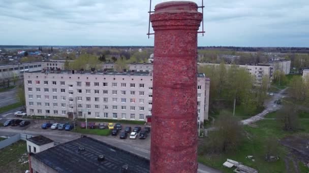 Viejo edificio de la casa de la caldera con tiro aéreo de tubería — Vídeo de stock