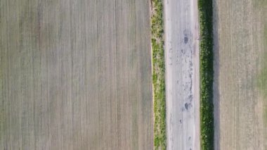 Yazın öğleden sonra şehir yolu hava çekimi