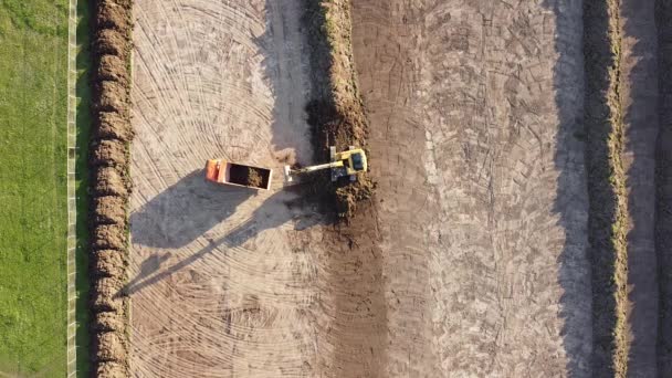 挖掘机工作夏季晴天空中拍摄 — 图库视频影像