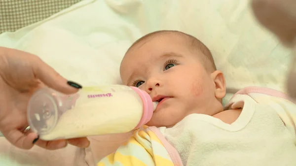 Bebe Pleure A Cause De La Faim De Lait Famille Bouteille Stock Photo