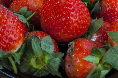 Taze toplanmış çileklerin arka planı, tam üstte..