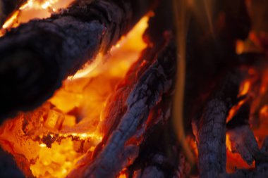 Yangın, siyah bir zemin üzerine alevler. Ateş reklam için. Bir ateş ateş.