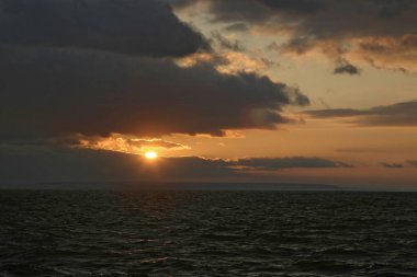 Crimson sunset Nehri üzerinde.