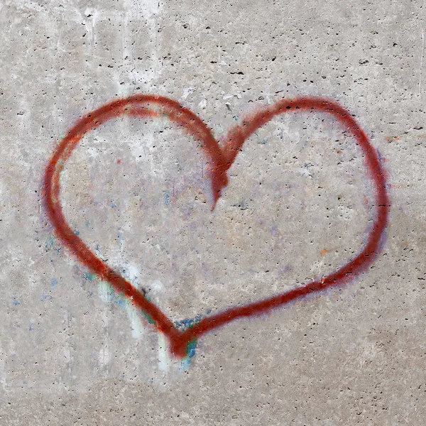 Текстура бетонной стены с раскрашенным сердцем . — стоковое фото