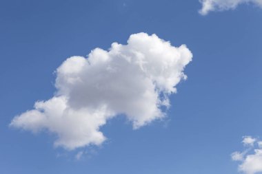 Bulutlu ve güneşli gökyüzü. 