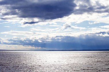 Nehrin üzerindeki bulutlar.