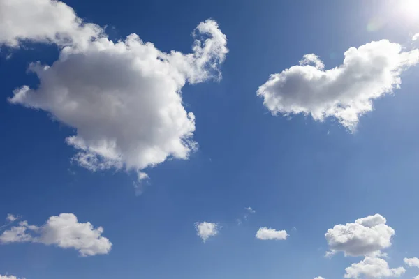 Небо с облаками и солнцем. — стоковое фото