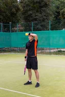 Maçtan sonra yorgun erkek tenis oyuncusu