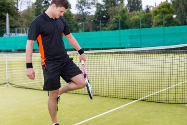 Tenis maçtan önce ısınma sportif erkek tenis oyuncusu 