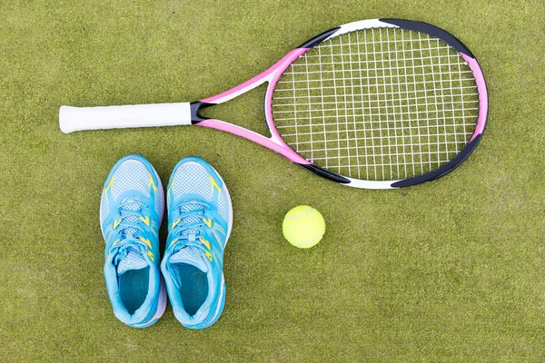 Zestaw sprzętu tenis przekręt tenisa, piłkę i kobiety trampki — Zdjęcie stockowe
