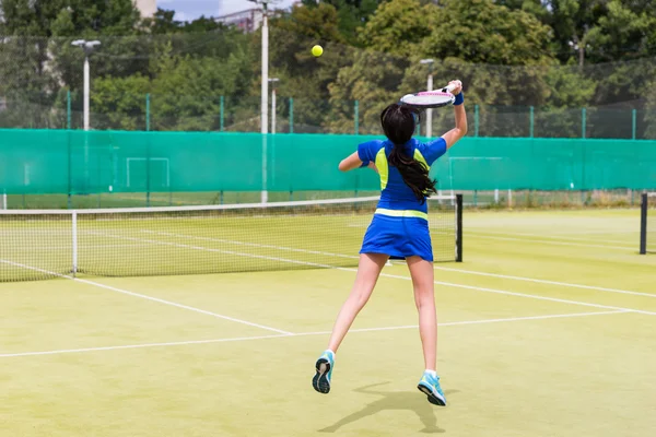 Красивая теннисистка в действии — стоковое фото