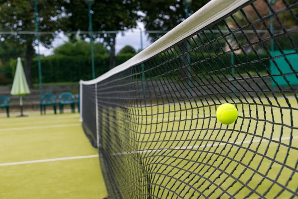 Tennisboll i netto — Stockfoto