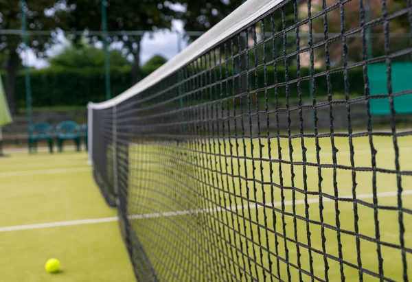 Tennisbana och tennisboll — Stockfoto