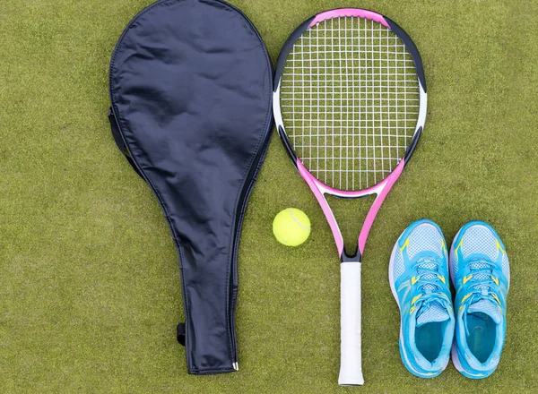 Equipamento de tênis conjunto de raquete de tênis com tampa, bola e femal — Fotografia de Stock
