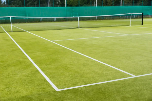 Césped pista de tenis y red —  Fotos de Stock