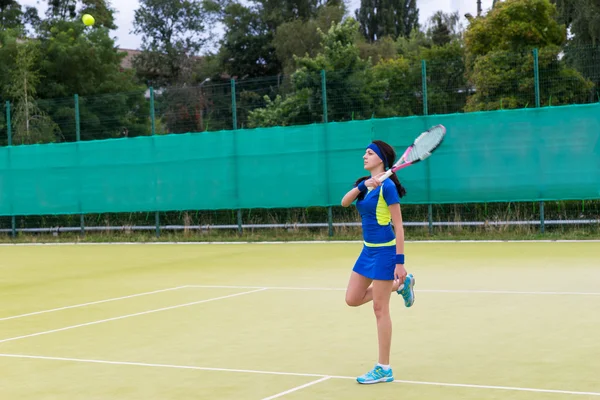 Junge Tennisspielerin in Sportkleidung wärmt sich vor dem Spiel auf — Stockfoto