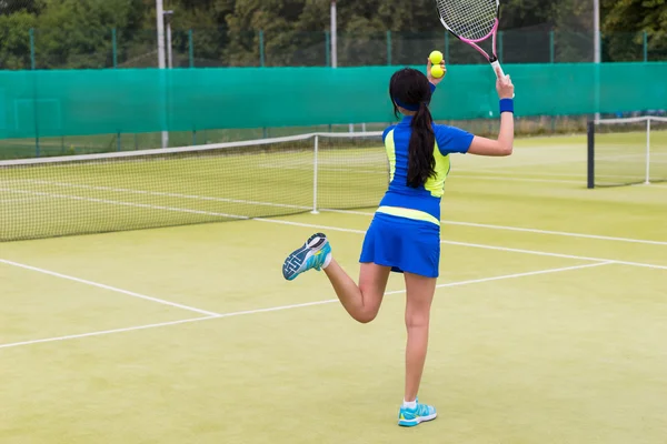 Вид сзади на теннисиста, выступающего на открытом воздухе — стоковое фото