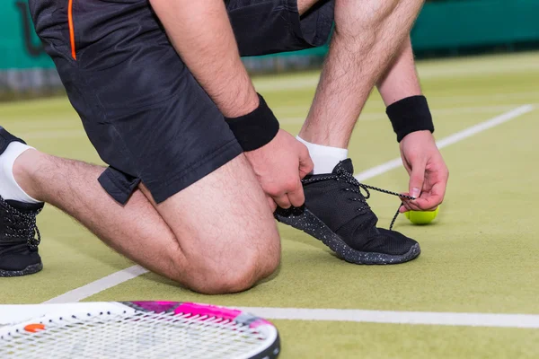 Detailní záběr tenista vázání tkaničky — Stock fotografie