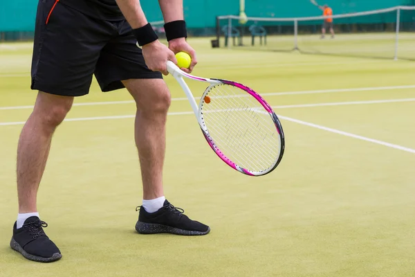 Close-up van de mens de hand van speler met tennisbal klaar om ser — Stockfoto