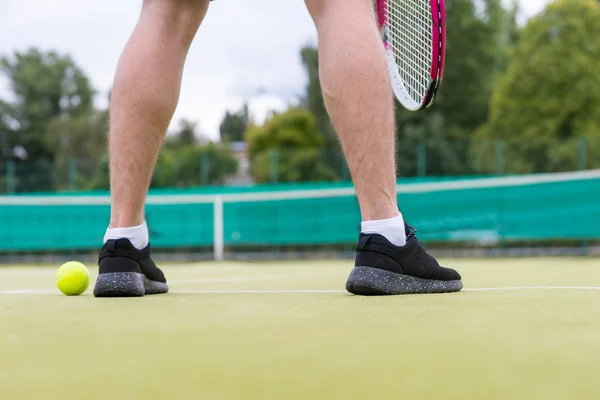男子网球运动员腿上绿草法院 o 游戏期间 — 图库照片