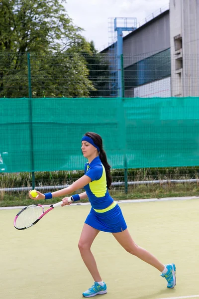 Молодая привлекательная теннисистка в спортивной одежде — стоковое фото