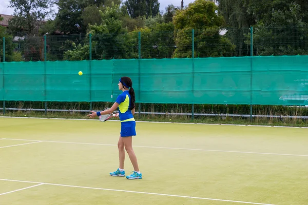 Sportovní tenistka nosit sportovní zahřívání befo — Stock fotografie