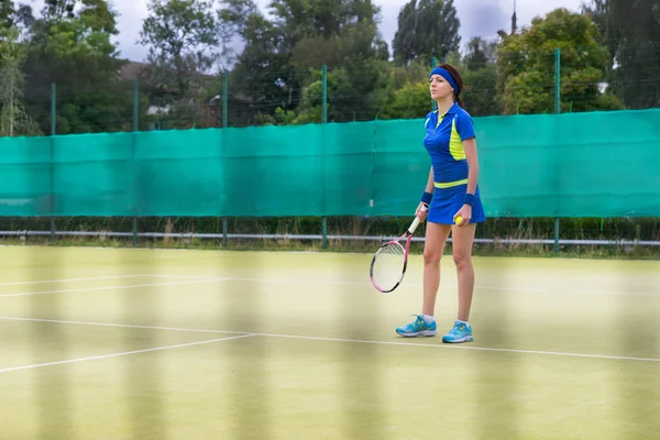 Zobrazit přes net na ženský tenisový hráč během hry — Stock fotografie
