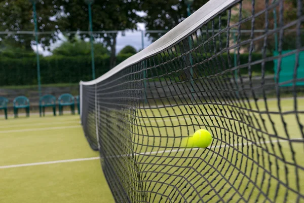 Tennisball schlug während des Spiels im Netz ein — Stockfoto