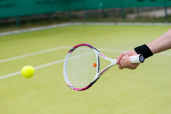 Raquette de tennis et ballon en action — Photo