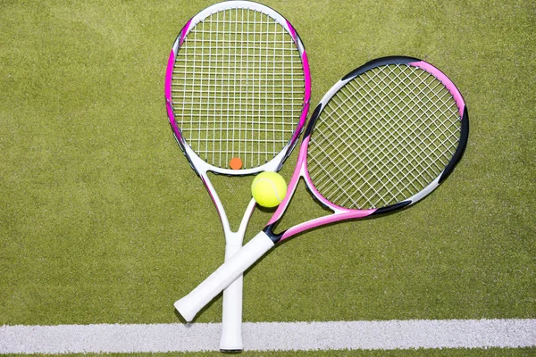 Close-up van twee roze tennisrackets met een tennisbal — Stockfoto