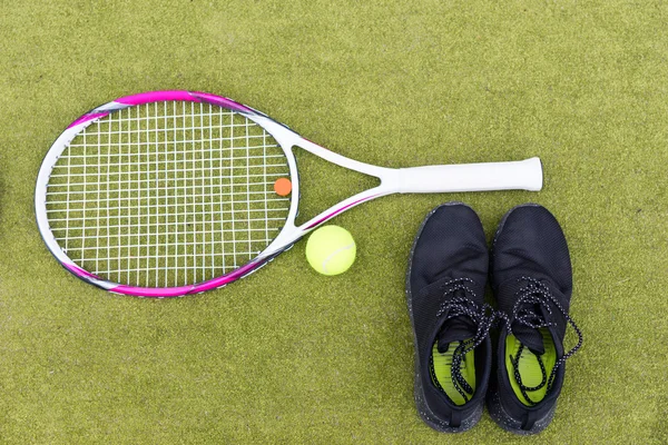 Equipo de tenis conjunto de raqueta de tenis, pelota y zapatillas de deporte masculinas en —  Fotos de Stock