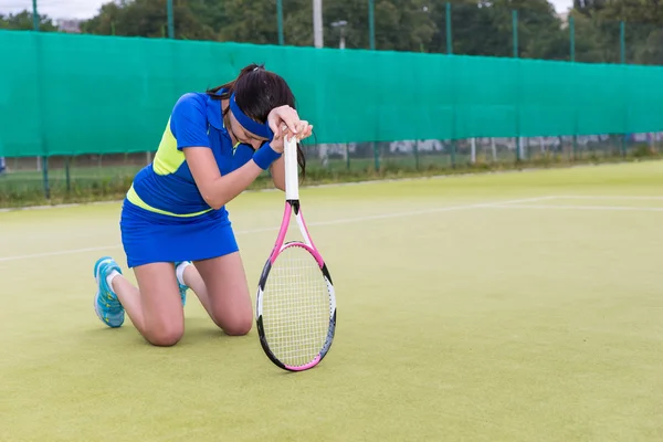 Vrouwelijke speler is boos en viel op haar knieën vanwege de los — Stockfoto