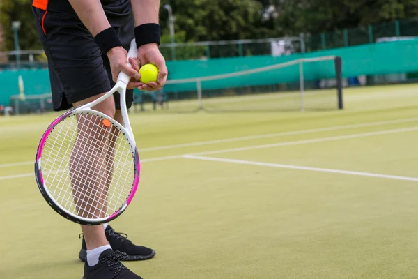 De cerca la mano del jugador masculino con pelota de tenis preparándose para servir — Foto de Stock