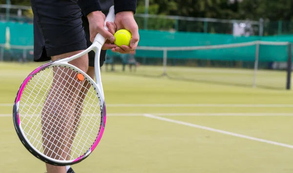 Manliga spelarens hand med tennisboll förbereder sig för att tjäna — Stockfoto