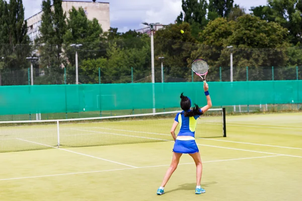 Tennisspielerin in Aktion auf einem Platz im Freien — Stockfoto