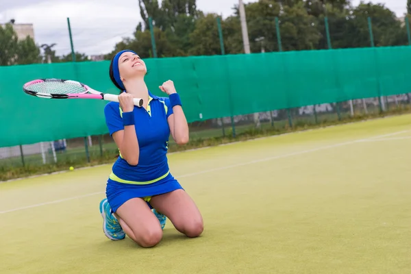 Glückliche Spielerin fiel auf die Knie und schlug die Faust — Stockfoto