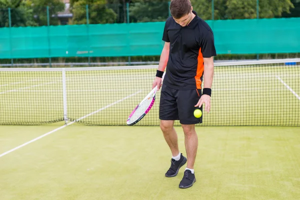 男子网球球员投掷球后在网球场的比赛 — 图库照片