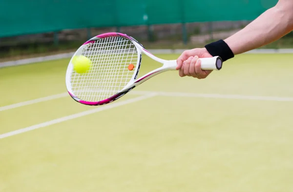 Nuova racchetta da tennis e palla in azione — Foto Stock